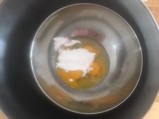 蜂蜜凹蛋糕,准备一个大一点的料理盆，加热水，把蛋液料理盆放进去，让蛋液加热到40度左右。这样得温度最适合全蛋打发。