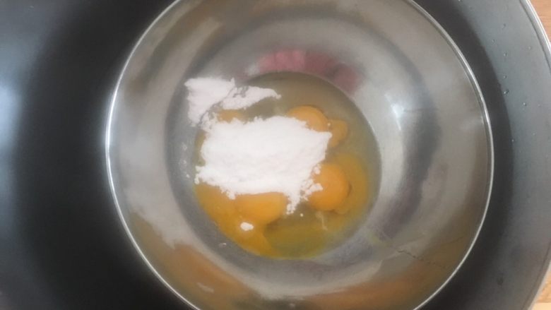 蜂蜜凹蛋糕,准备一个大一点的料理盆，加热水，把蛋液料理盆放进去，让蛋液加热到40度左右。这样得温度最适合全蛋打发。