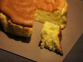蜂蜜凹蛋糕,先上两张图，如果你的火候没把握好，就会变成实心蛋糕，尽管如此，口感还是很细腻。