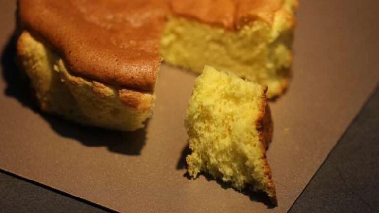 蜂蜜凹蛋糕,先上两张图，如果你的火候没把握好，就会变成实心蛋糕，尽管如此，口感还是很细腻。