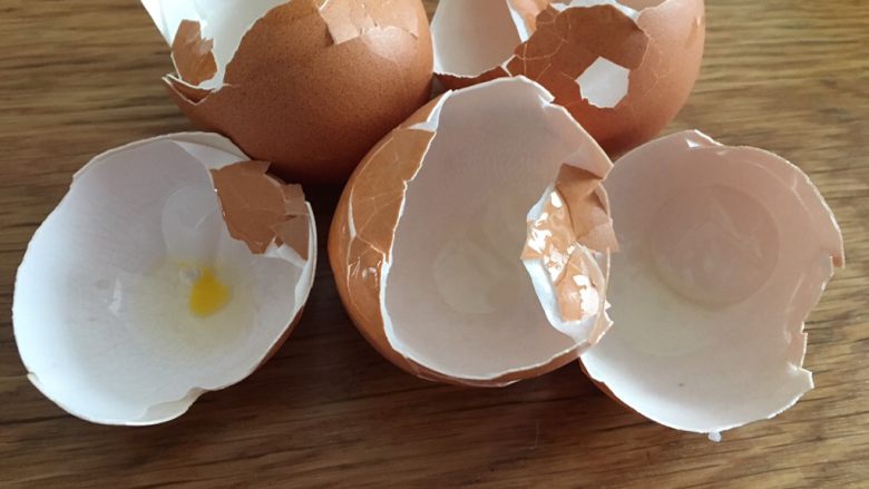 蜂蜜凹蛋糕,把鸡蛋敲入料理盆，一个完整的鸡蛋+三个鸡<a style='color:red;display:inline-block;' href='/shicai/ 15'>蛋黄</a>！