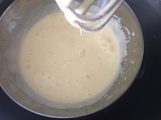 蜂蜜凹蛋糕,需要打发的状态是提起打蛋头几乎不会滴落，或者低落的蛋糊霜不会立马消失。