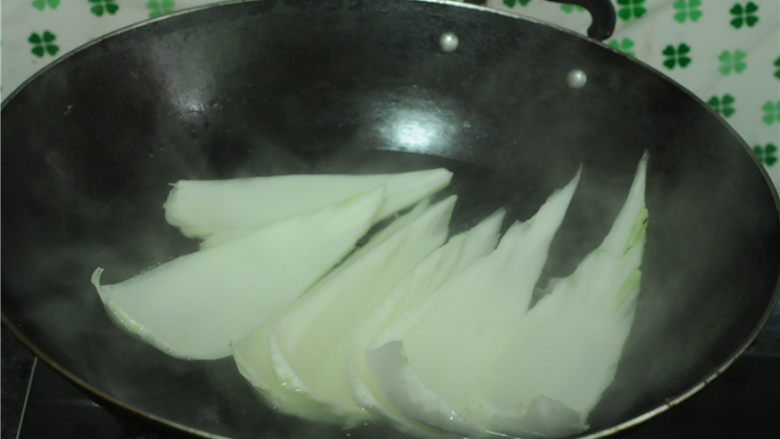 白菜帮酿肉,锅中倒入适量的水烧开，然后将白菜帮子放入锅中汆烫1分钟