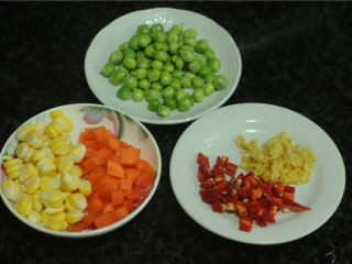 百财多福卷,玉米掰下来，胡萝卜切丁，红辣椒、生姜都切末