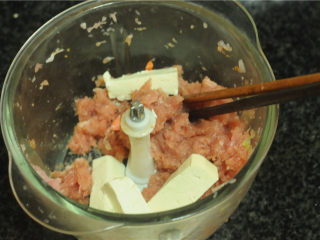 百财多福卷,猪肉切小块后放入料理机里，加入豆腐碎块打成肉泥