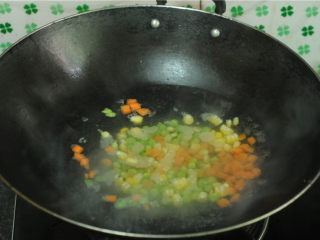 百财多福卷,将蔬菜颗粒也倒进去，汆烫好