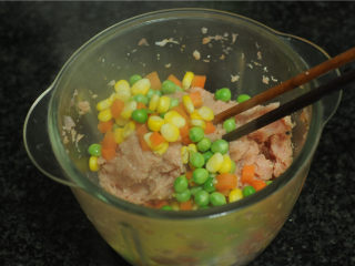 百财多福卷,汆烫好的蔬菜粒倒入肉馅里，搅拌均匀备用