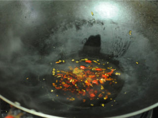 百财多福卷,蒸出的汤汁倒入锅里，加入红辣椒和生抽，煮开