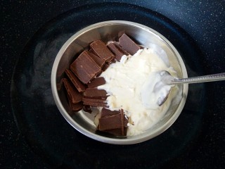 网红脏脏包,巧克力与淡奶油混合，放入一个碗中隔水加热