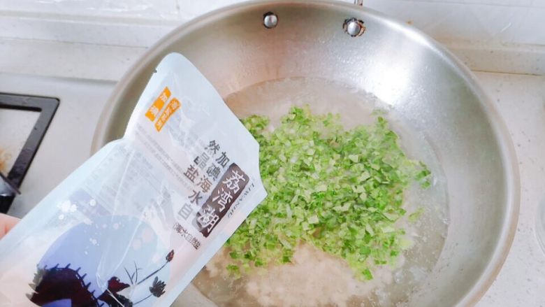生菜豆腐肉沫羹,加盐，搅拌。