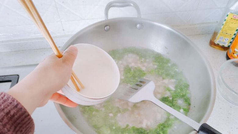 生菜豆腐肉沫羹,叶子断生后，加水淀粉，迅速搅动。