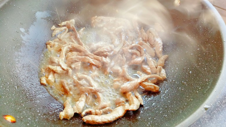 青椒肉丝,锅中放油，油热后下入肉丝翻炒。
