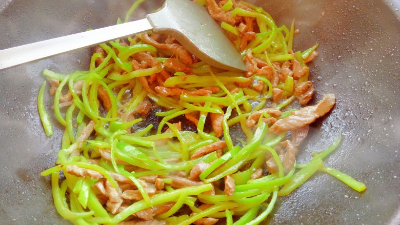 青椒肉丝,翻炒均匀就可以出锅了。