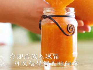 橘子果酱12m+（宝宝辅食）,倒入玻璃罐中储存，容器要高温煮过，消毒晾干水分哈~
Tips：冷却后放入冰箱，可以保存很长时间哦~
