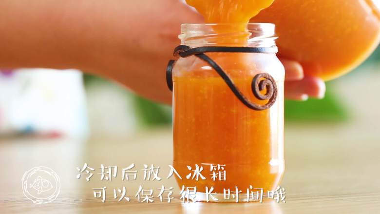 橘子果酱12m+（宝宝辅食）,倒入玻璃罐中储存，容器要高温煮过，消毒晾干水分哈~
Tips：冷却后放入冰箱，可以保存很长时间哦~