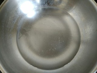 香芹拌豆干,锅中放入适量清水烧开。