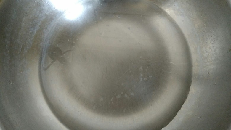 香芹拌豆干,锅中放入适量清水烧开。