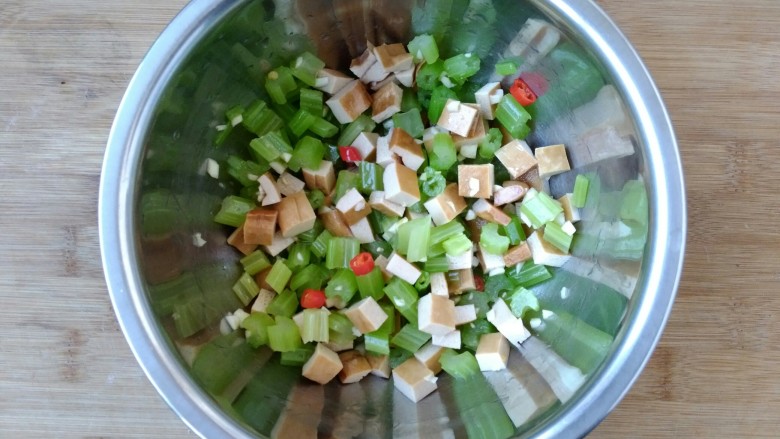 香芹拌豆干,用筷子搅拌均匀即可装盘食用。