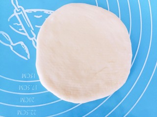 五福临门～一个面包五种口感,取一个醒发好的面团排气，压扁，擀成圆形