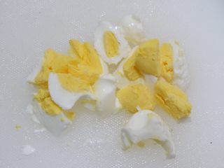 低卡健康减肥—燕麦米牛油果沙拉,鸡蛋切成小块。（可以只取蛋白，蛋黄不用）