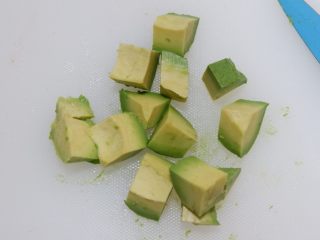 低卡健康减肥—燕麦米牛油果沙拉,牛油果切开，取一半切成小块。