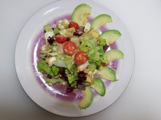 低卡健康减肥—燕麦米牛油果沙拉,摆入盘中装饰即可。