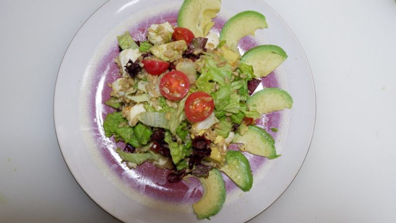 低卡健康减肥—燕麦米牛油果沙拉,摆入盘中装饰即可。