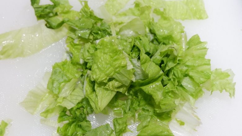 低卡健康减肥—燕麦米牛油果沙拉,绿叶生菜洗净切碎。