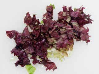 低卡健康减肥—燕麦米牛油果沙拉,紫叶生菜洗净切碎。