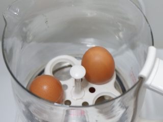 低卡健康减肥—燕麦米牛油果沙拉,鸡蛋煮熟备用。
