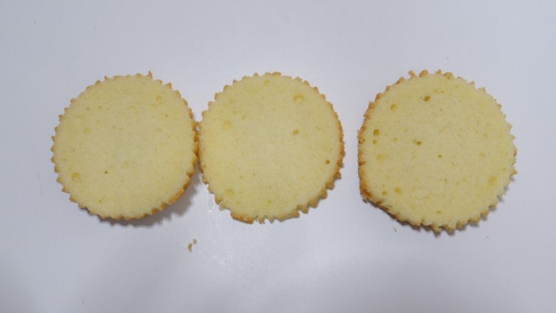 剩余麦芬大变身—椰香奶油蛋糕杯,横面切分为3片