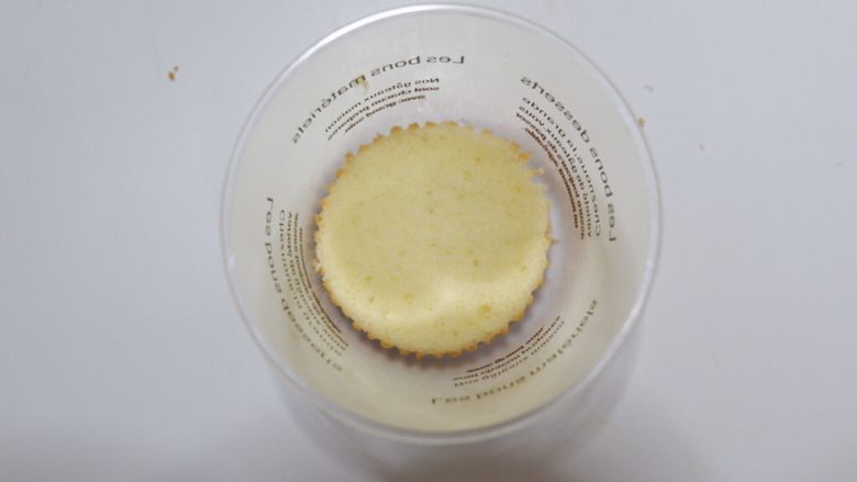 剩余麦芬大变身—椰香奶油蛋糕杯,先取直径最小单位一片铺在杯子底部