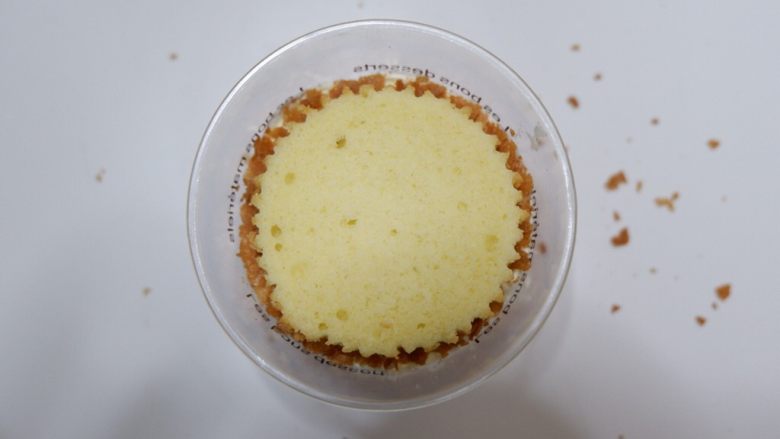 剩余麦芬大变身—椰香奶油蛋糕杯,最后取最大直径的铺上去