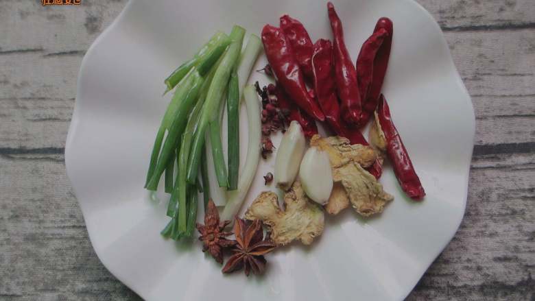 土豆烧排骨,准备葱姜蒜、八角、干辣椒、花椒