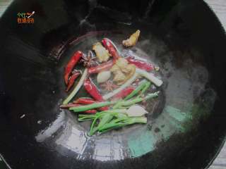 土豆烧排骨,锅里热油，油热之后下香料爆香。