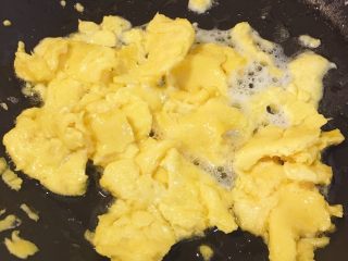 炒蛋合辑,再倒入蛋黄，快速滑散，蛋液不再流动即可