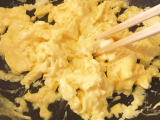 炒蛋合辑,热锅，中小火，倒入适量油，用筷子搅动蛋液