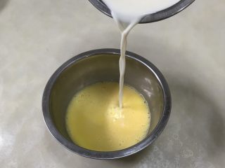 清炖版焦糖布丁,温牛奶倒入蛋液里，搅拌均匀。