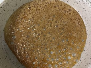 清炖版焦糖布丁,利用锅体的余热，晃均匀，倒入另外一份水。