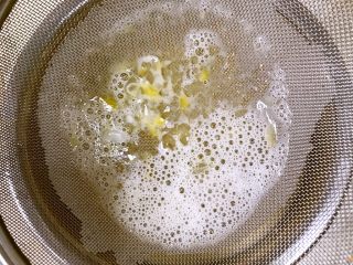 清炖版焦糖布丁,过滤掉蛋筋和气泡