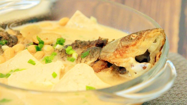 鲫鱼豆腐汤,出锅撒上葱花，活鱼足够鲜甜，不需要过多的调味料