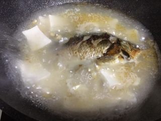 鲫鱼豆腐汤,再下提前煮好了的黄豆，熬制乳白色的汤，放入盐调味即可