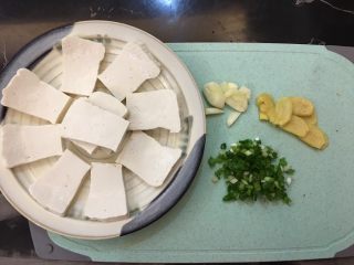 鲫鱼豆腐汤,豆腐切大概7-8mm厚的片，不容易烂也好入味，配料切好备用