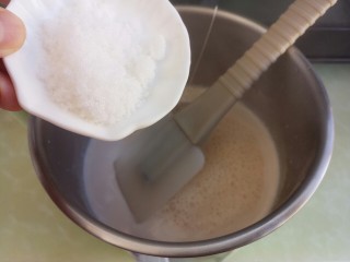 自制抹茶奶茶,当牛奶煮到冒泡时，加入糖