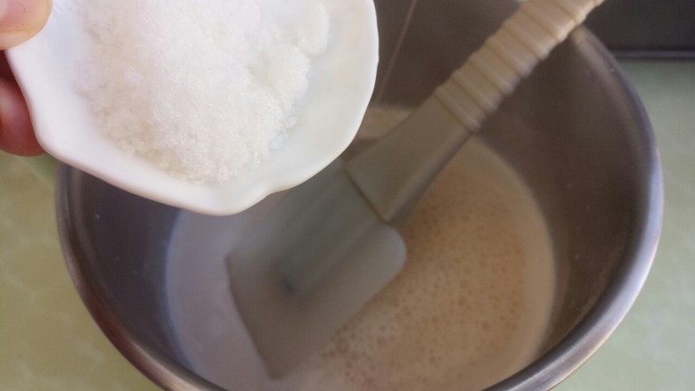 自制抹茶奶茶,当牛奶煮到冒泡时，加入糖
