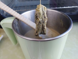 自制抹茶奶茶,搅拌均匀，取出茶包