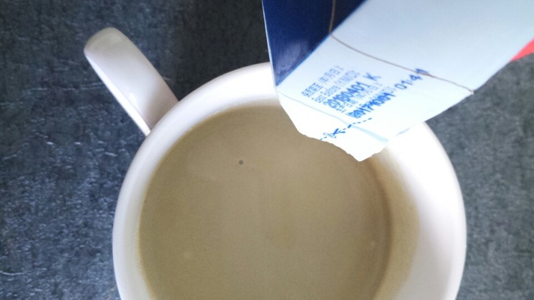 自制抹茶奶茶,倒入一点淡奶油，为了奶香更浓郁好喝
