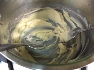 原味戚风蛋糕（6寸烫面法）,倒入低筋麵粉，用湯匙將麵粉和油攪拌至滑順無顆粒。