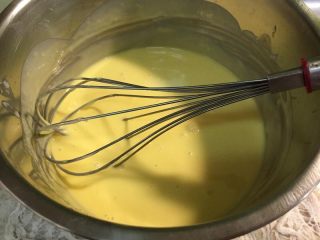 原味戚风蛋糕（6寸烫面法）,麵糊略降溫後，將蛋黃液加入麵糊中攪拌均勻，注意鍋邊也要刮一下，才能拌勻。然後先放一旁備用。