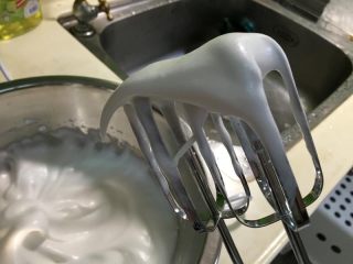 原味戚风蛋糕（6寸烫面法）,烤箱先用160度預熱。取出蛋白放入調理盆，先用電動攪拌器打發至起粗泡後，加入檸檬汁，繼續打發到起細泡後，先加入一點點細砂糖繼續以高速打發。期間分三次加入細砂糖，高速打發至提起打蛋器時，上頭蛋白霜呈現彎勾尖端微下垂（快好時就稍微轉低速一點，免得不小心打得過發，到時反而拌入麵糊中會更容易消泡）